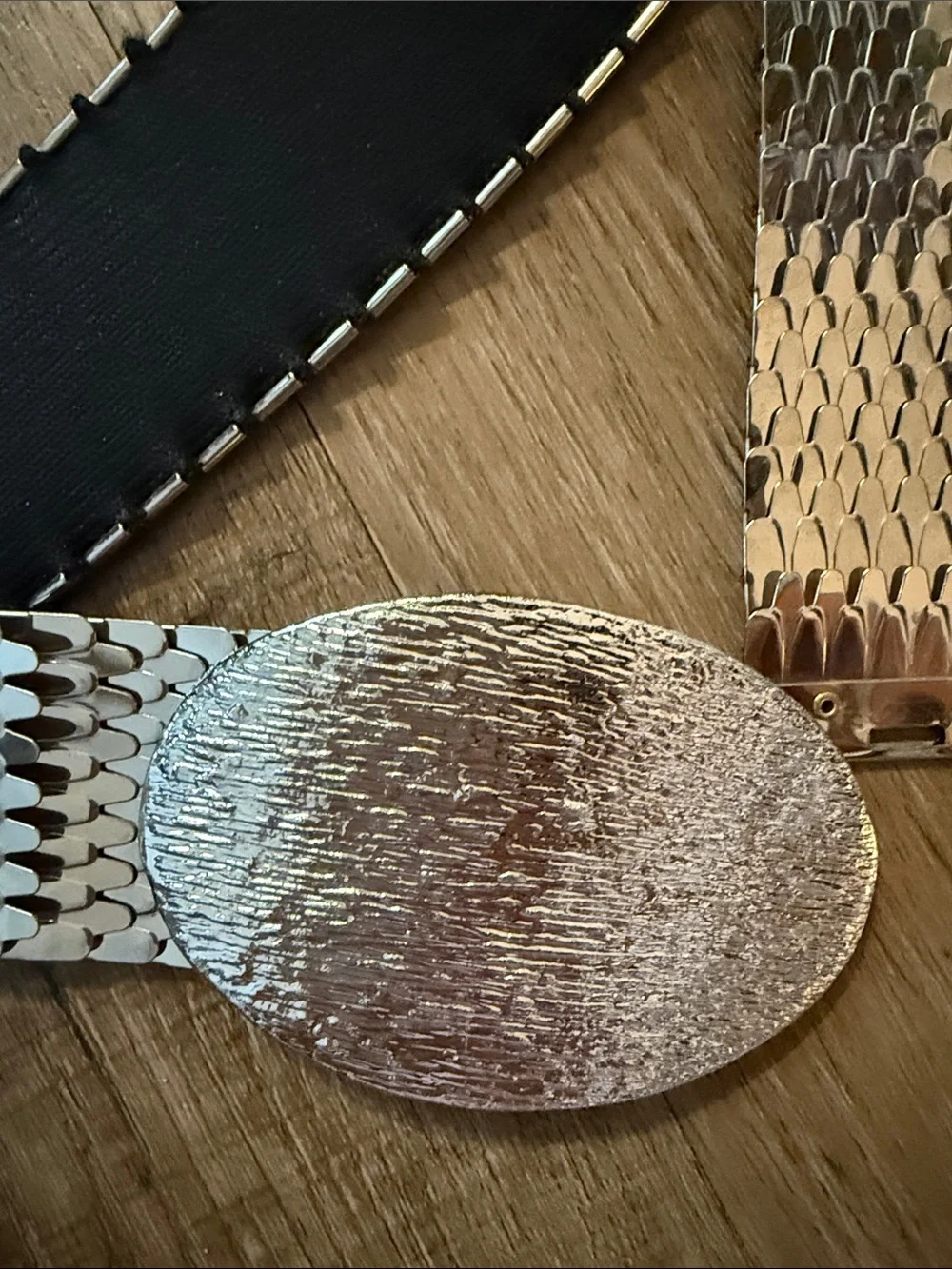 Vintage 1980s silver-tone metallic stretch belt with a fish scale design